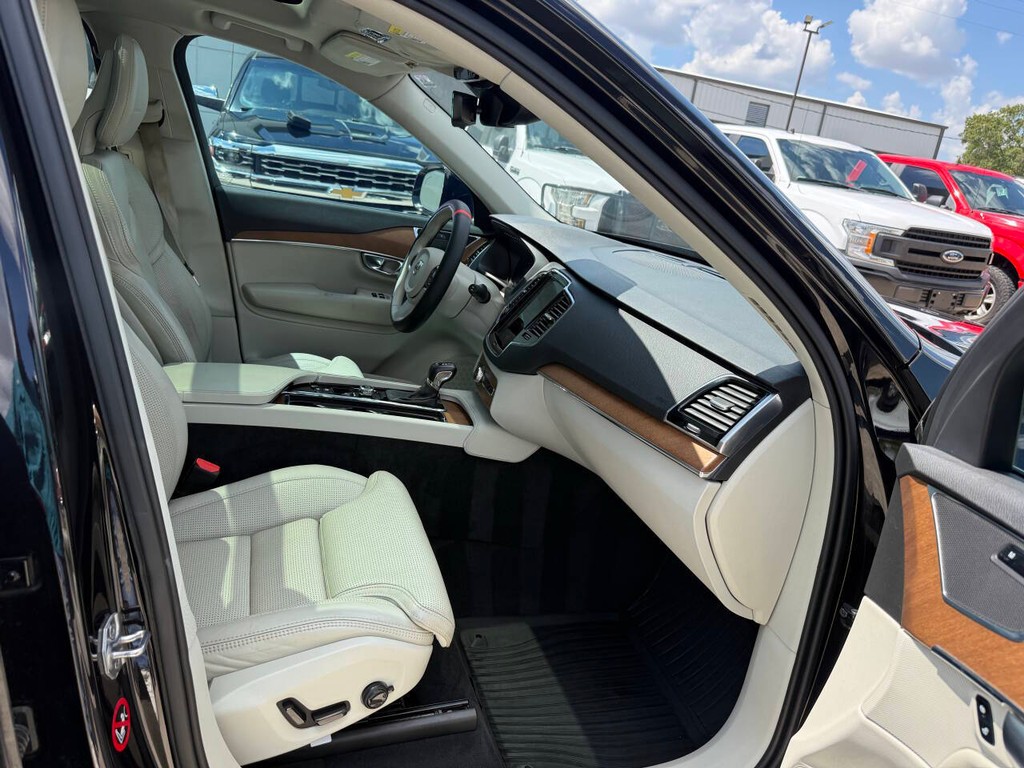 Volvo XC90 Vehicle Full-screen Gallery Image 10