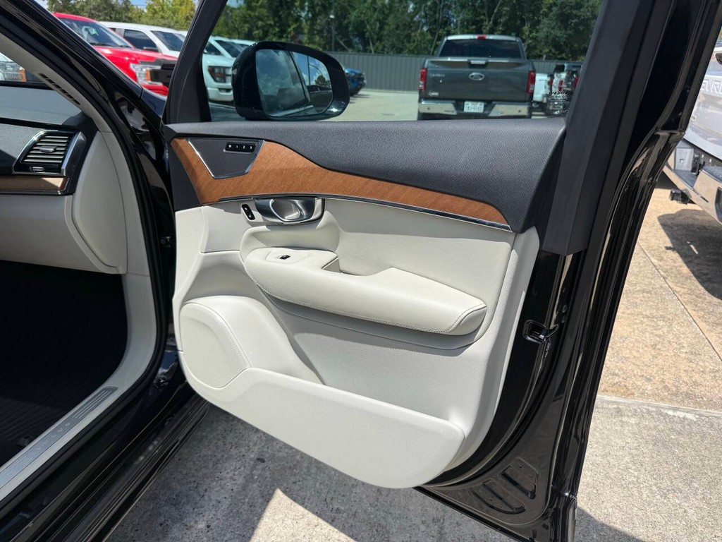 Volvo XC90 Vehicle Full-screen Gallery Image 11