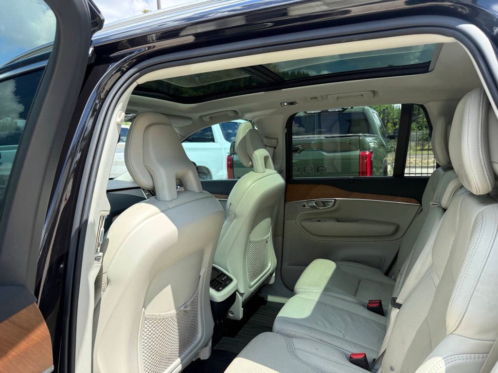 Volvo XC90 Vehicle Full-screen Gallery Image 12
