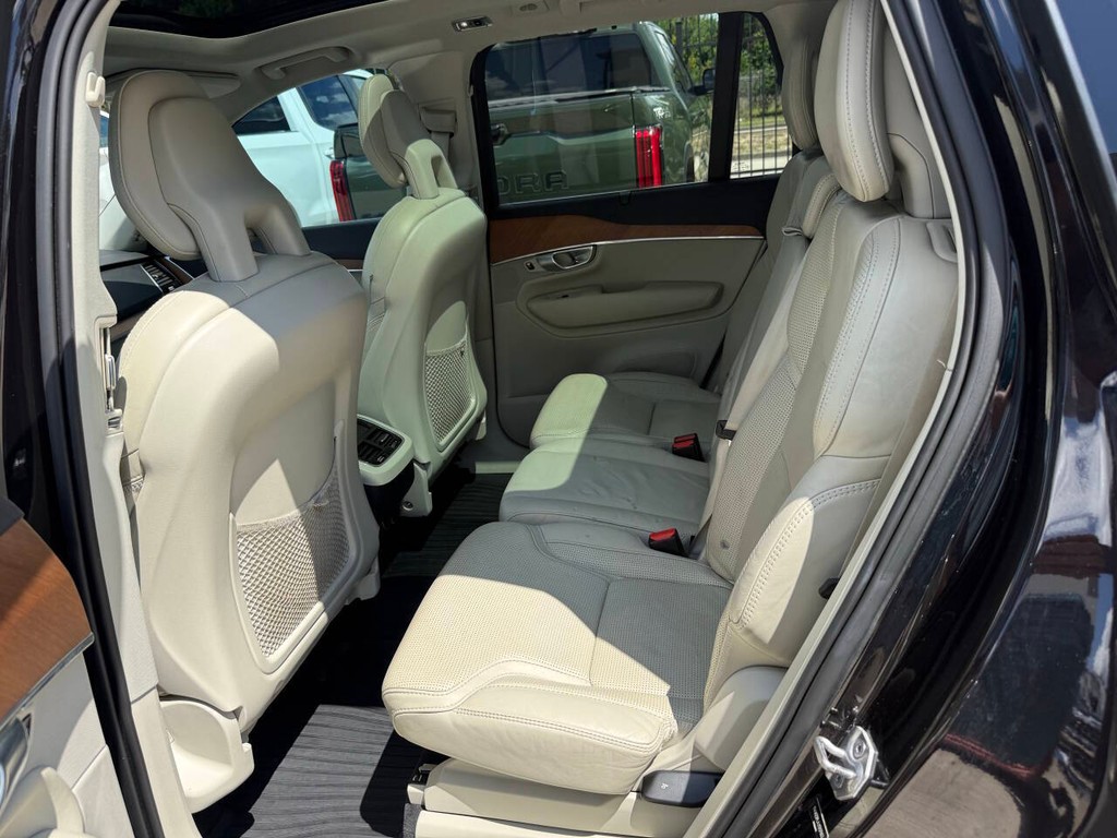 Volvo XC90 Vehicle Full-screen Gallery Image 13