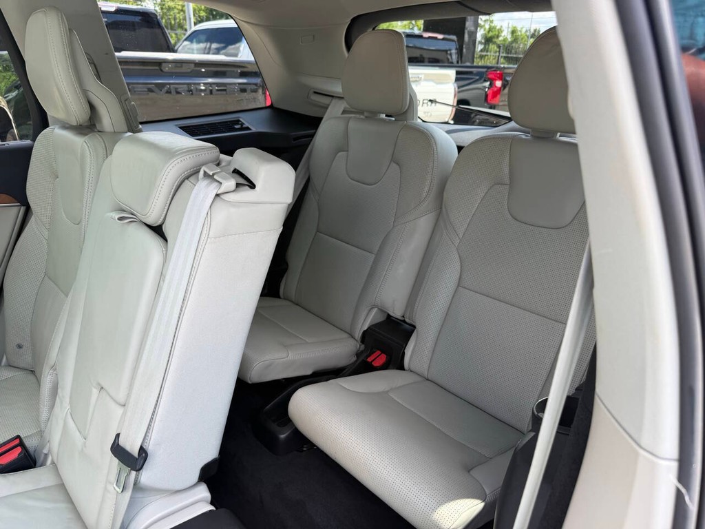 Volvo XC90 Vehicle Full-screen Gallery Image 14