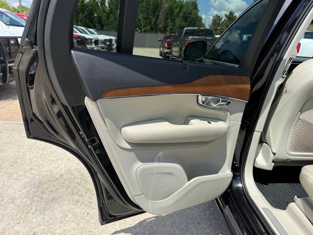 Volvo XC90 Vehicle Full-screen Gallery Image 15