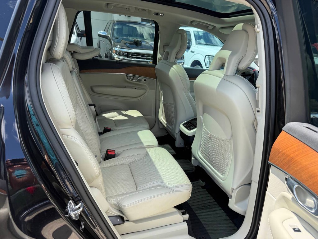 Volvo XC90 Vehicle Full-screen Gallery Image 16