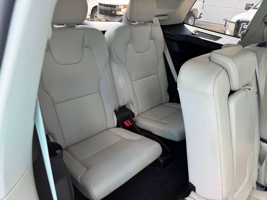 Volvo XC90 Vehicle Full-screen Gallery Image 17