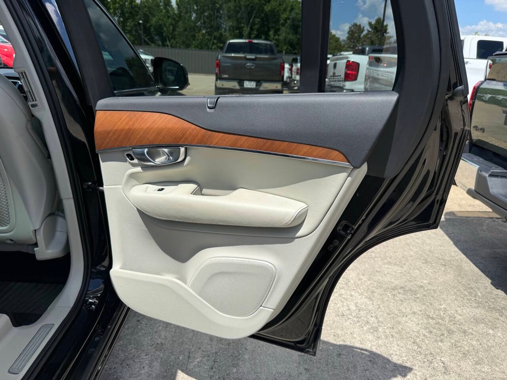 Volvo XC90 Vehicle Full-screen Gallery Image 18