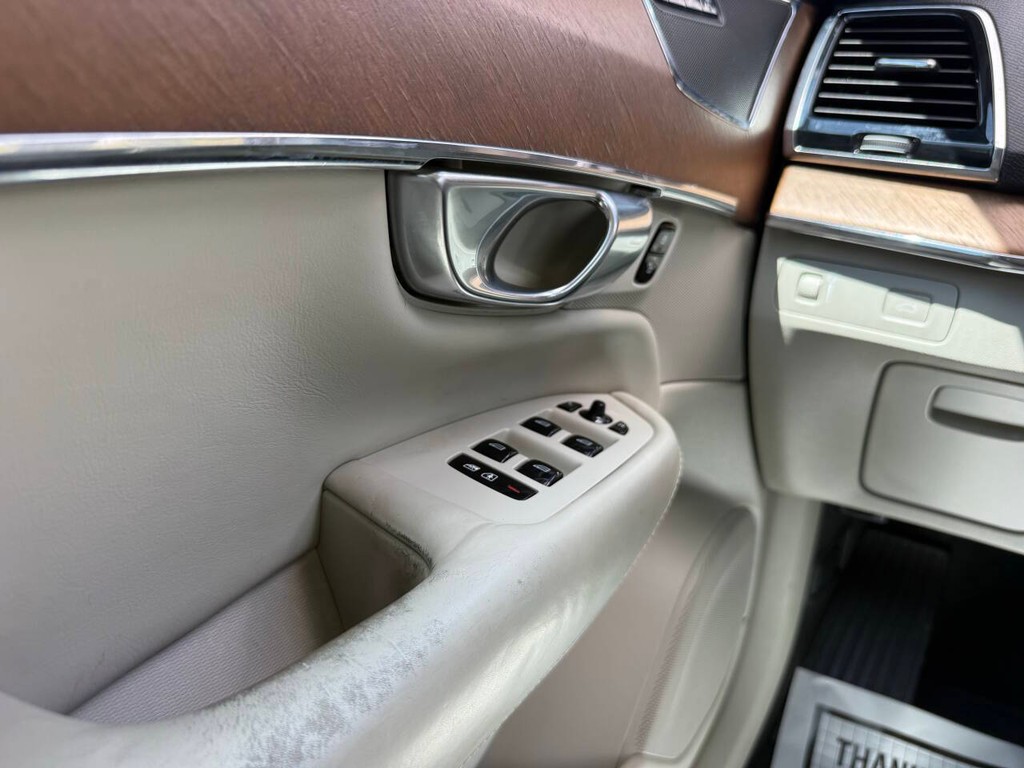 Volvo XC90 Vehicle Full-screen Gallery Image 30