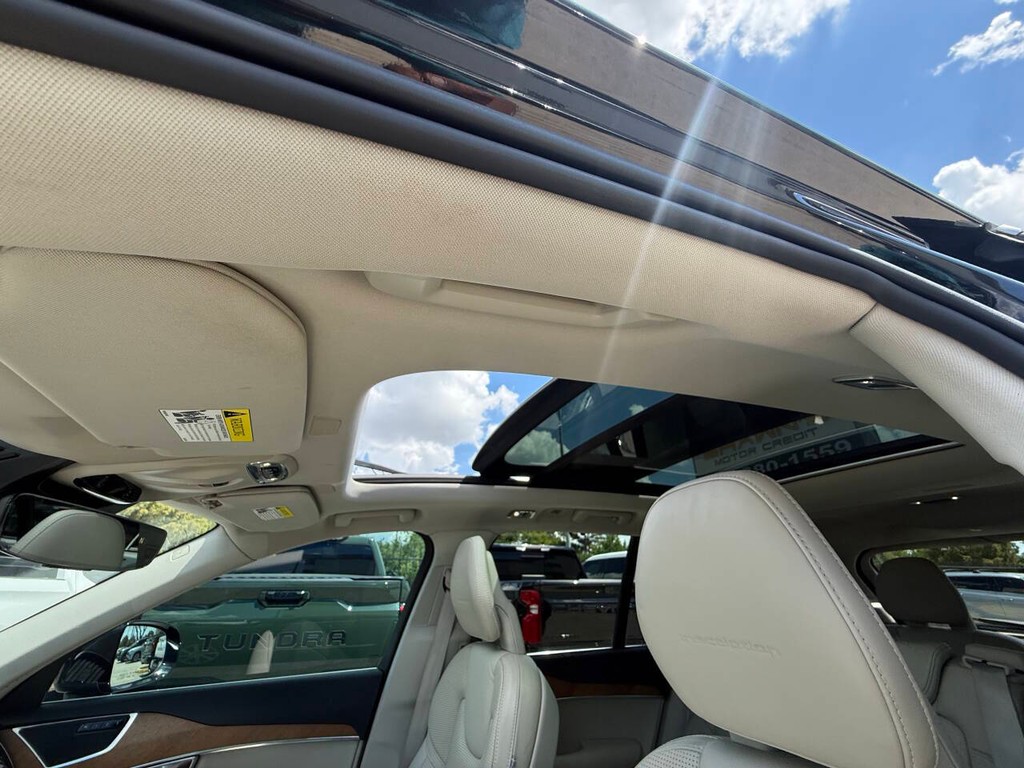 Volvo XC90 Vehicle Full-screen Gallery Image 31