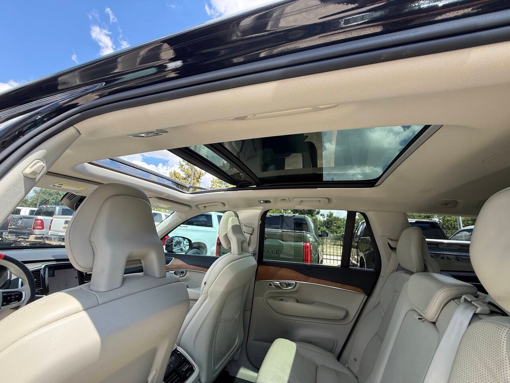 Volvo XC90 Vehicle Full-screen Gallery Image 32