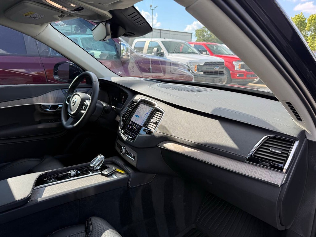 Volvo XC90 Recharge Vehicle Full-screen Gallery Image 09