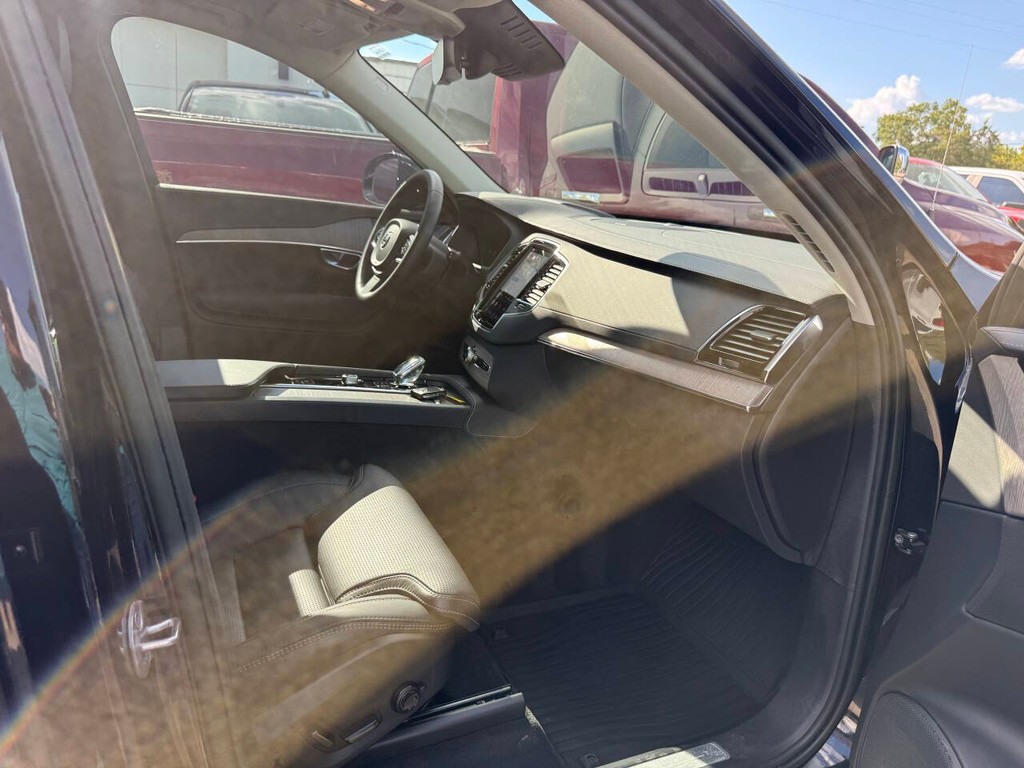 Volvo XC90 Recharge Vehicle Full-screen Gallery Image 10