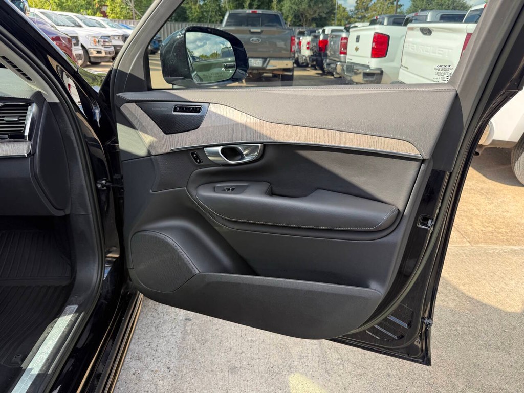 Volvo XC90 Recharge Vehicle Full-screen Gallery Image 11