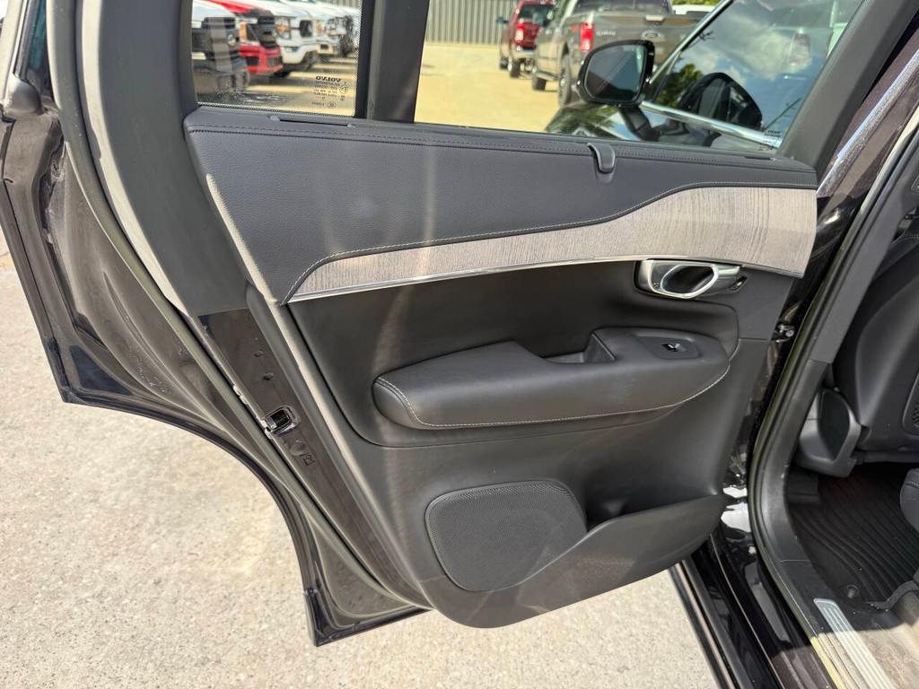 Volvo XC90 Recharge Vehicle Full-screen Gallery Image 15