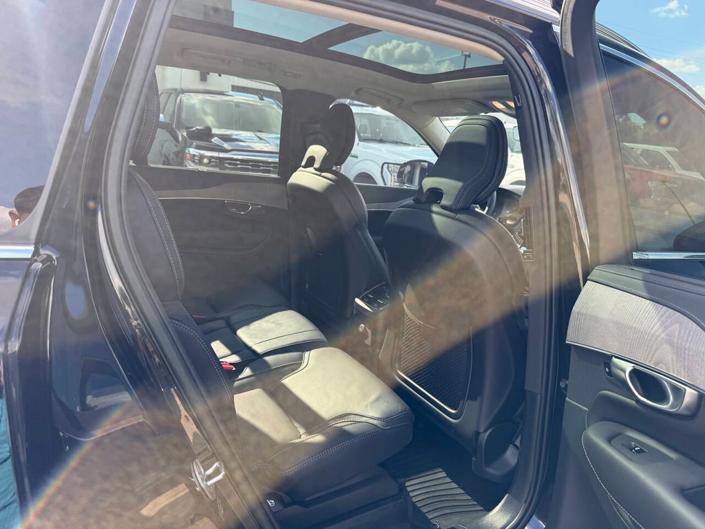 Volvo XC90 Recharge Vehicle Full-screen Gallery Image 17