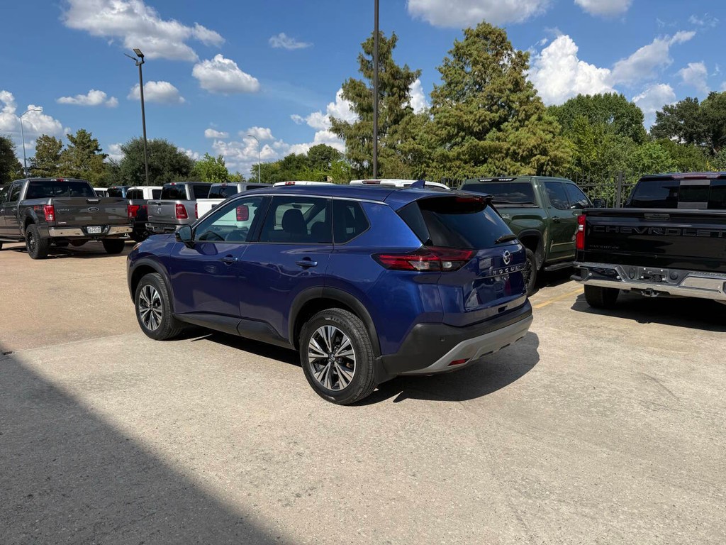Nissan Rogue Vehicle Full-screen Gallery Image 04