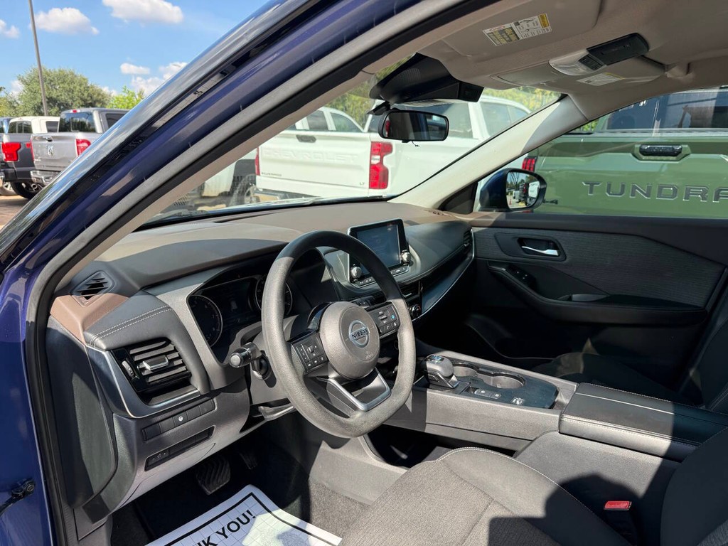 Nissan Rogue Vehicle Full-screen Gallery Image 06