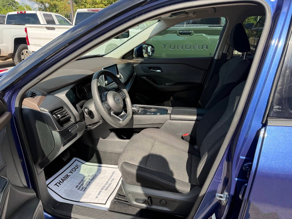 Nissan Rogue Vehicle Full-screen Gallery Image 07