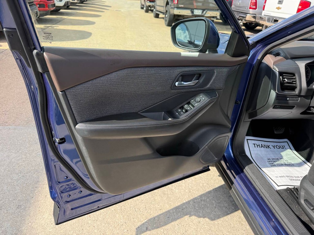 Nissan Rogue Vehicle Full-screen Gallery Image 08