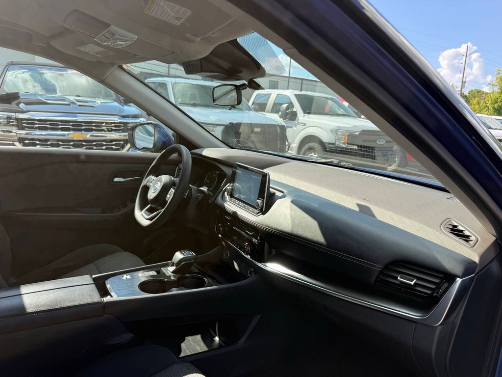 Nissan Rogue Vehicle Full-screen Gallery Image 09