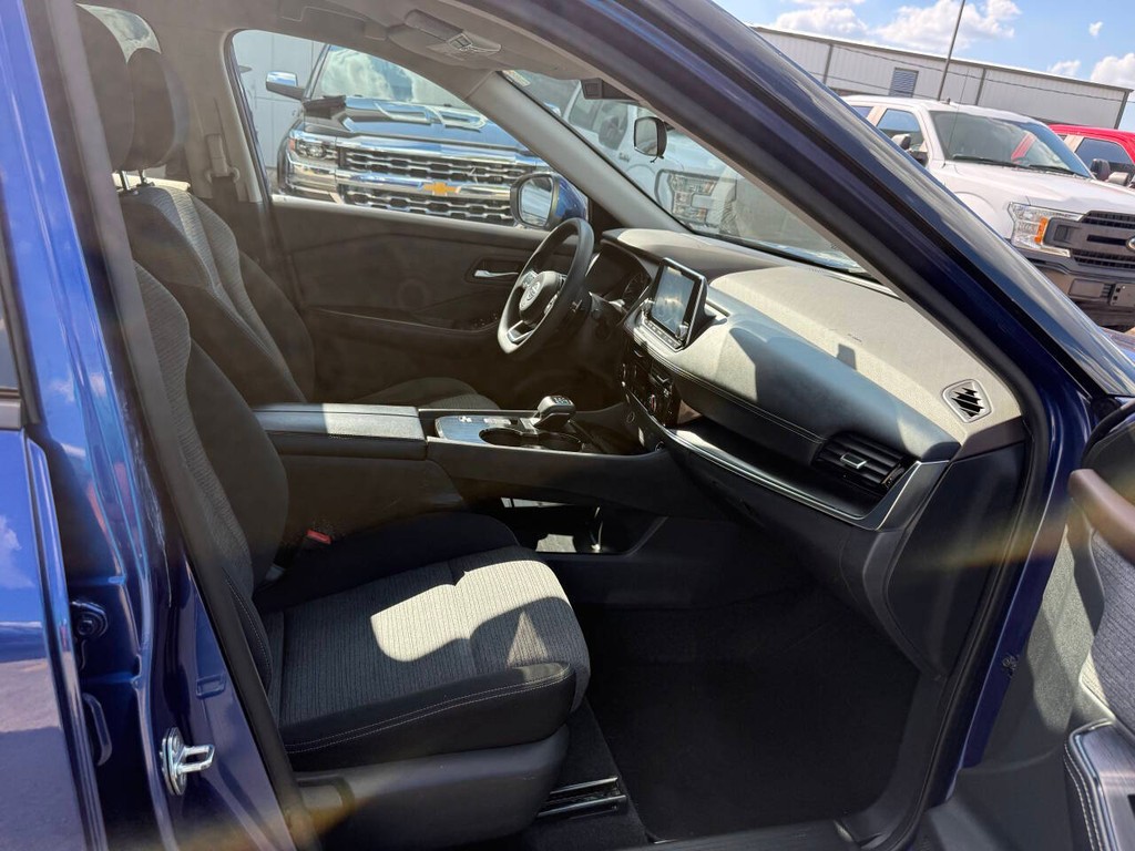 Nissan Rogue Vehicle Full-screen Gallery Image 10