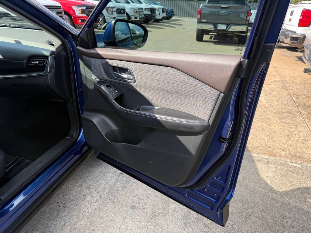 Nissan Rogue Vehicle Full-screen Gallery Image 11