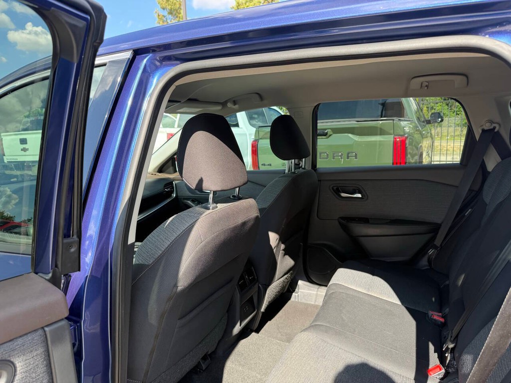 Nissan Rogue Vehicle Full-screen Gallery Image 12