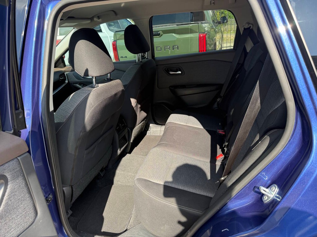 Nissan Rogue Vehicle Full-screen Gallery Image 13