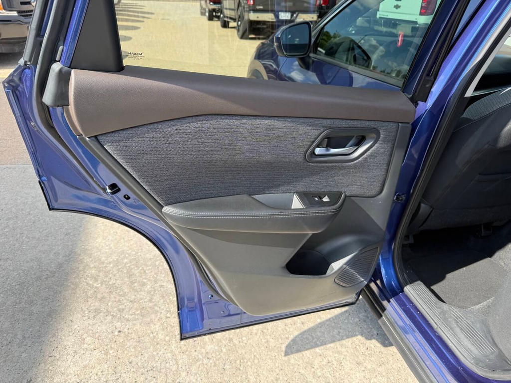 Nissan Rogue Vehicle Full-screen Gallery Image 14