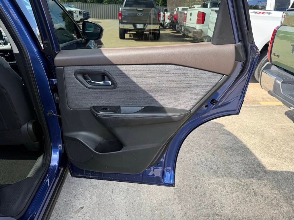 Nissan Rogue Vehicle Full-screen Gallery Image 16