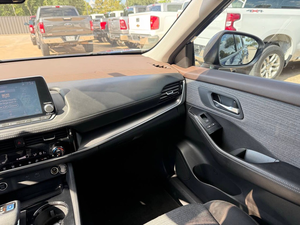 Nissan Rogue Vehicle Full-screen Gallery Image 20