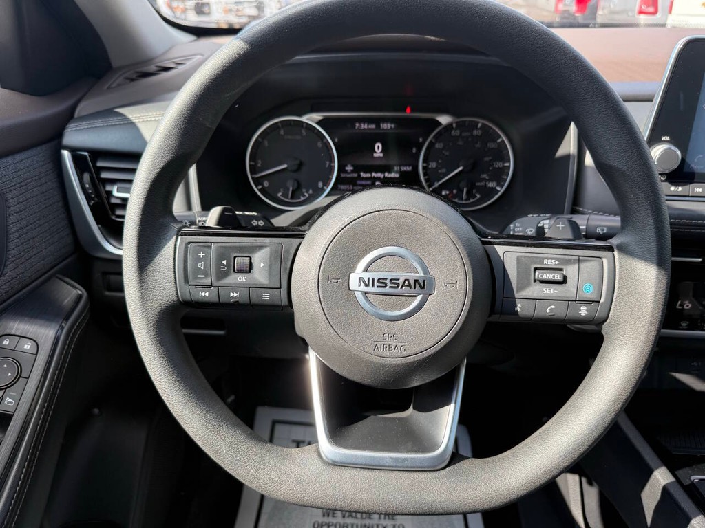 Nissan Rogue Vehicle Full-screen Gallery Image 23