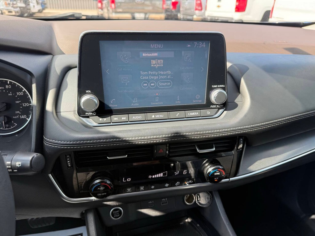 Nissan Rogue Vehicle Full-screen Gallery Image 24