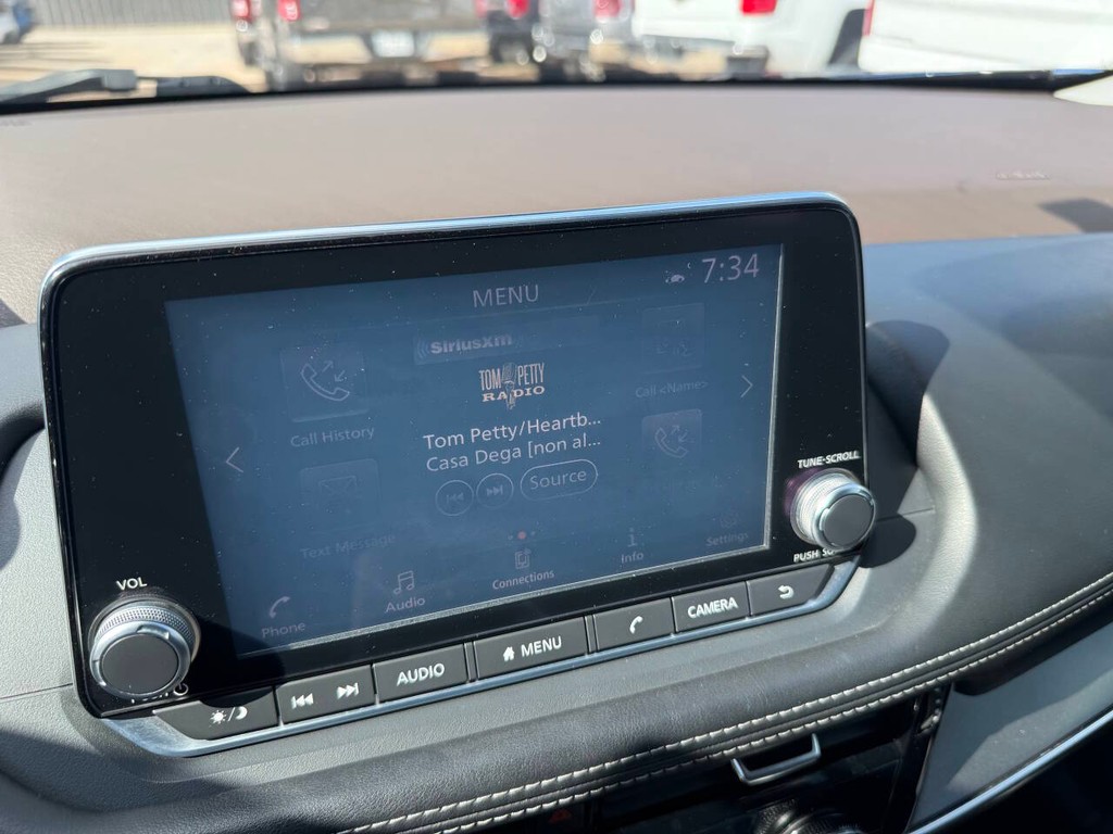 Nissan Rogue Vehicle Full-screen Gallery Image 25