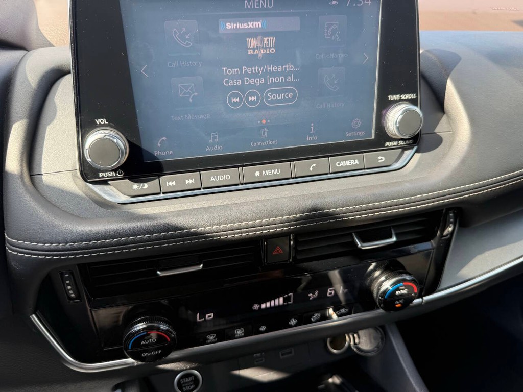 Nissan Rogue Vehicle Full-screen Gallery Image 27