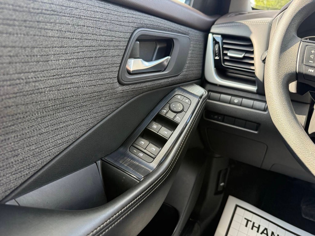 Nissan Rogue Vehicle Full-screen Gallery Image 30