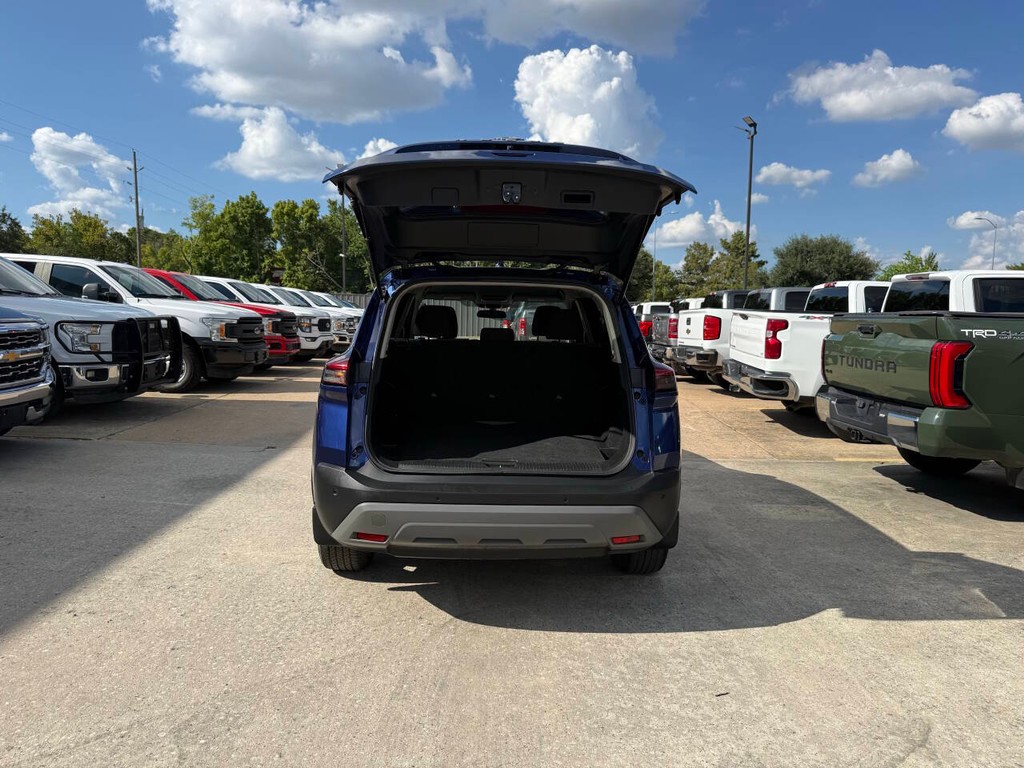 Nissan Rogue Vehicle Full-screen Gallery Image 36
