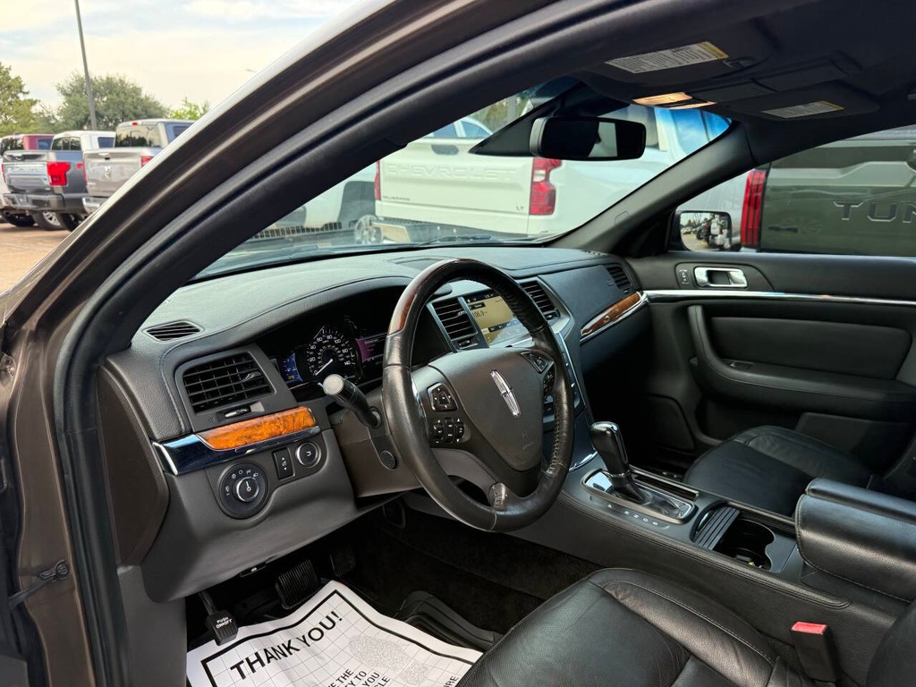 Lincoln MKS Vehicle Full-screen Gallery Image 06