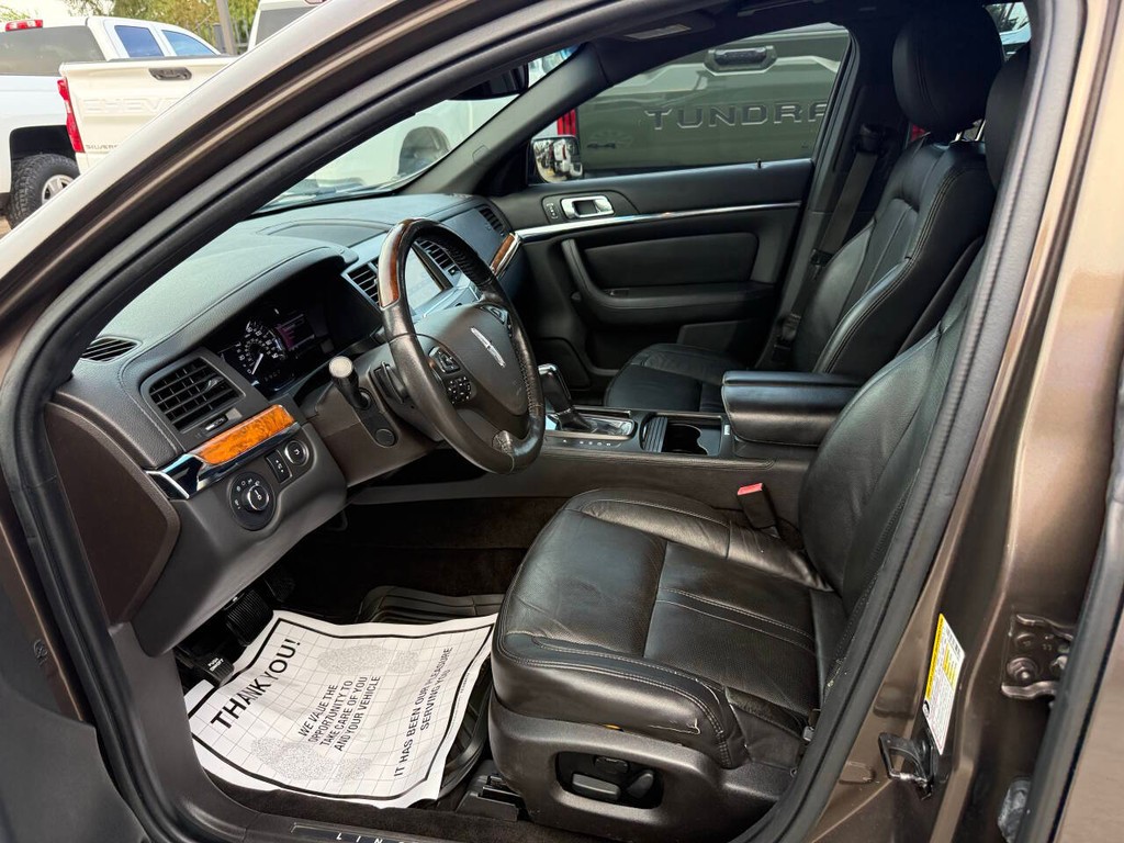 Lincoln MKS Vehicle Full-screen Gallery Image 07