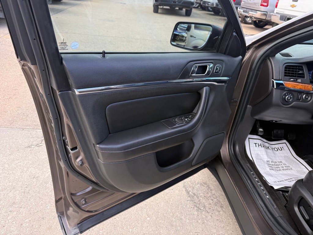 Lincoln MKS Vehicle Full-screen Gallery Image 08