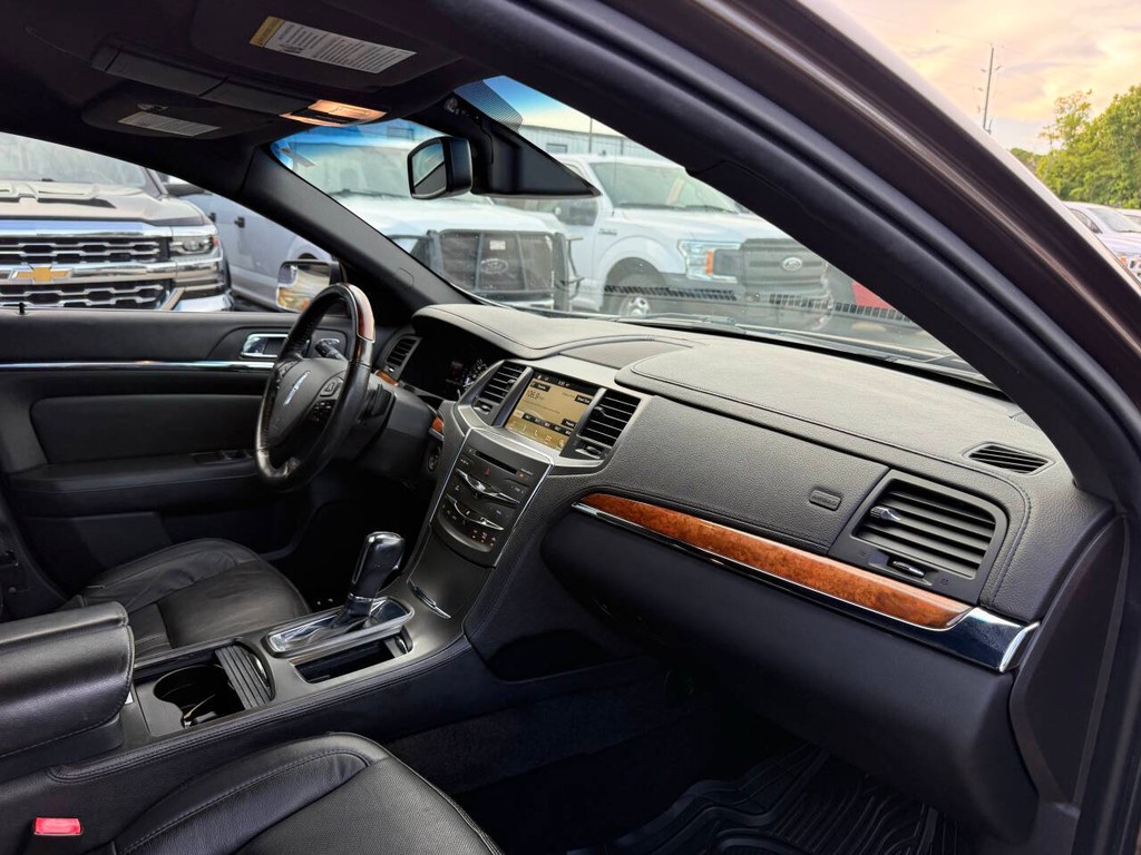 Lincoln MKS Vehicle Full-screen Gallery Image 09