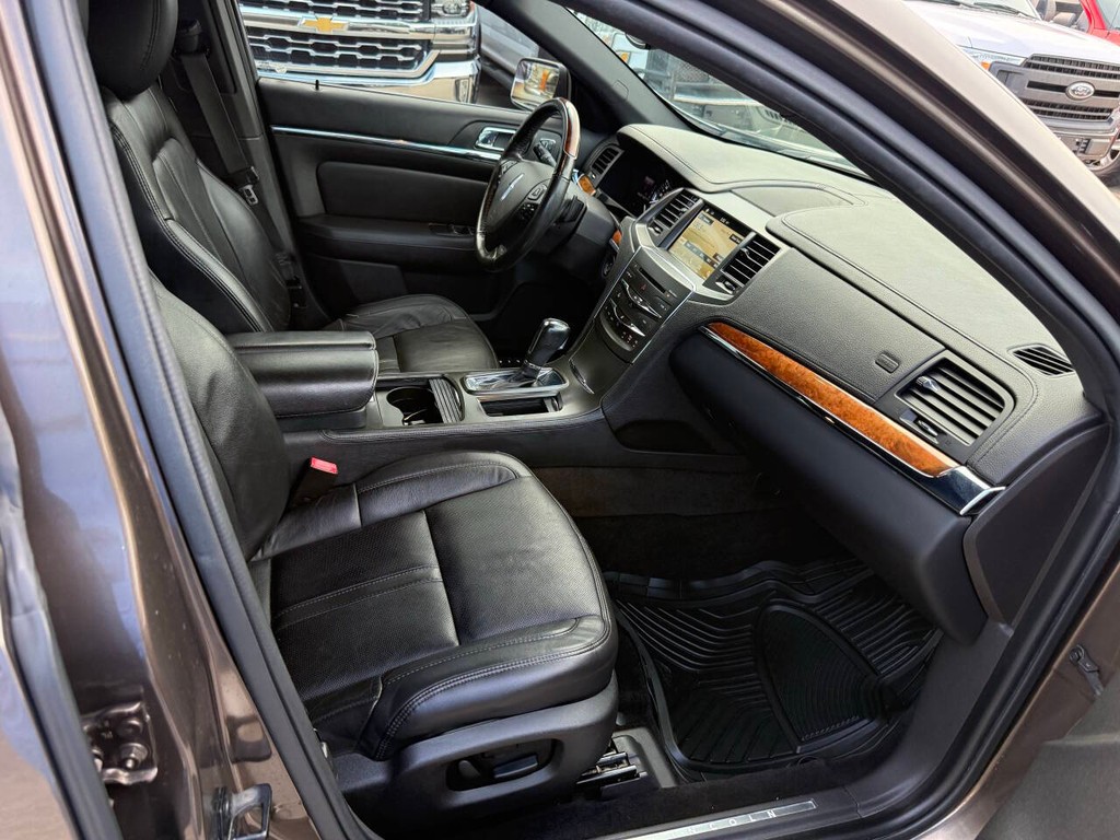 Lincoln MKS Vehicle Full-screen Gallery Image 10