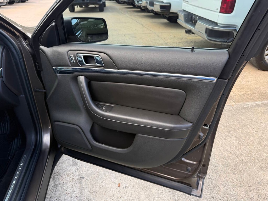Lincoln MKS Vehicle Full-screen Gallery Image 11