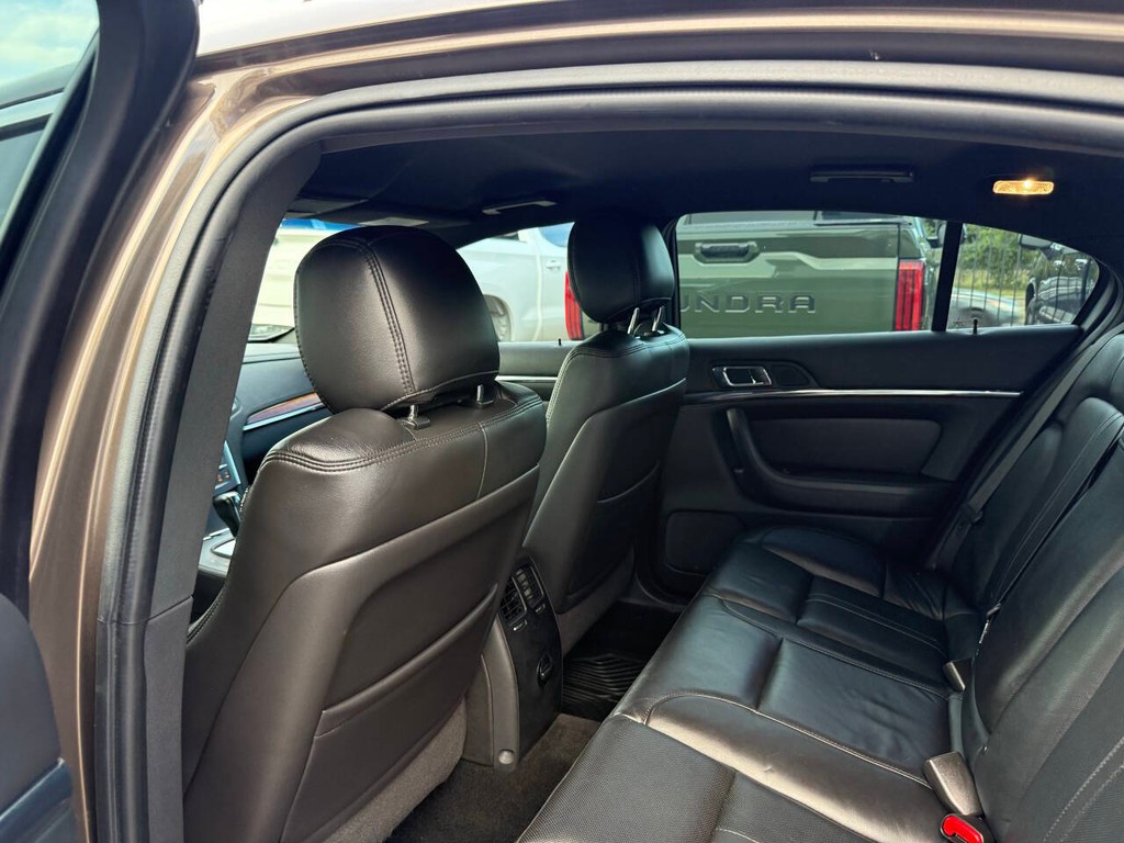 Lincoln MKS Vehicle Full-screen Gallery Image 12
