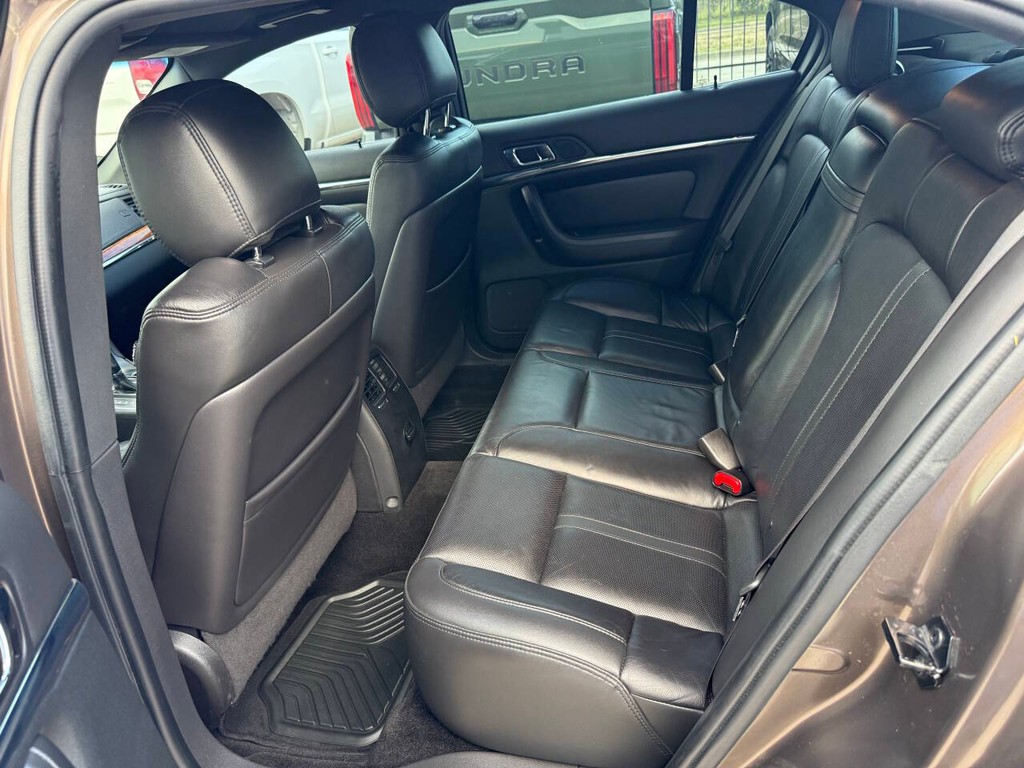 Lincoln MKS Vehicle Full-screen Gallery Image 13