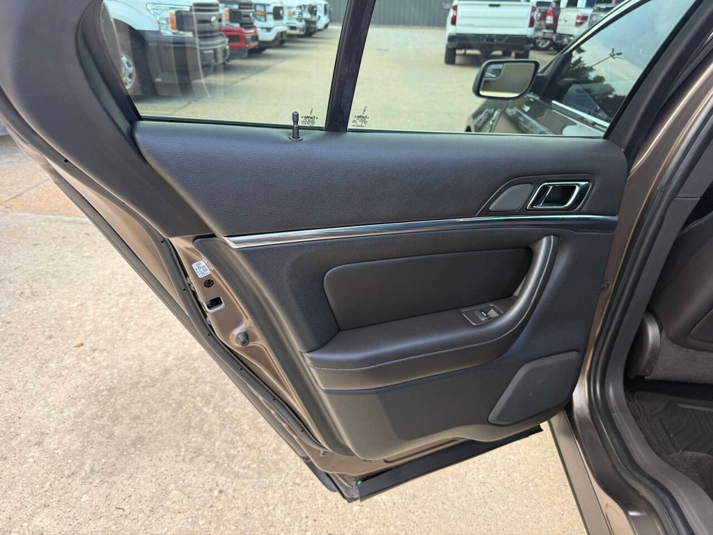 Lincoln MKS Vehicle Full-screen Gallery Image 14
