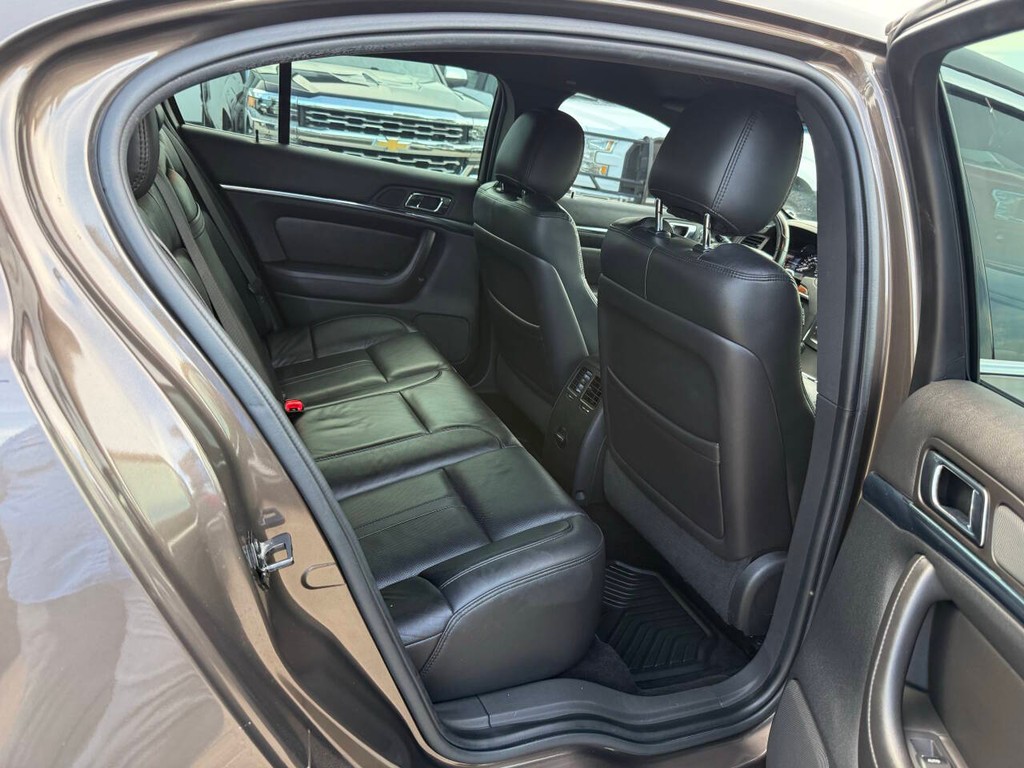 Lincoln MKS Vehicle Full-screen Gallery Image 15