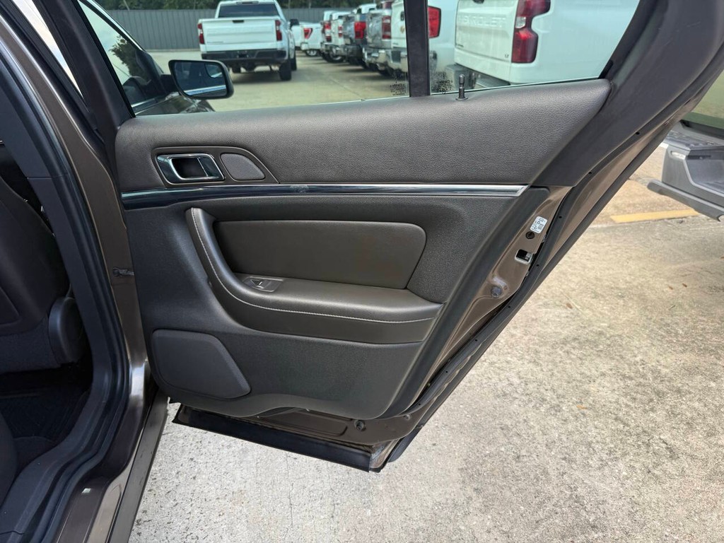 Lincoln MKS Vehicle Full-screen Gallery Image 16