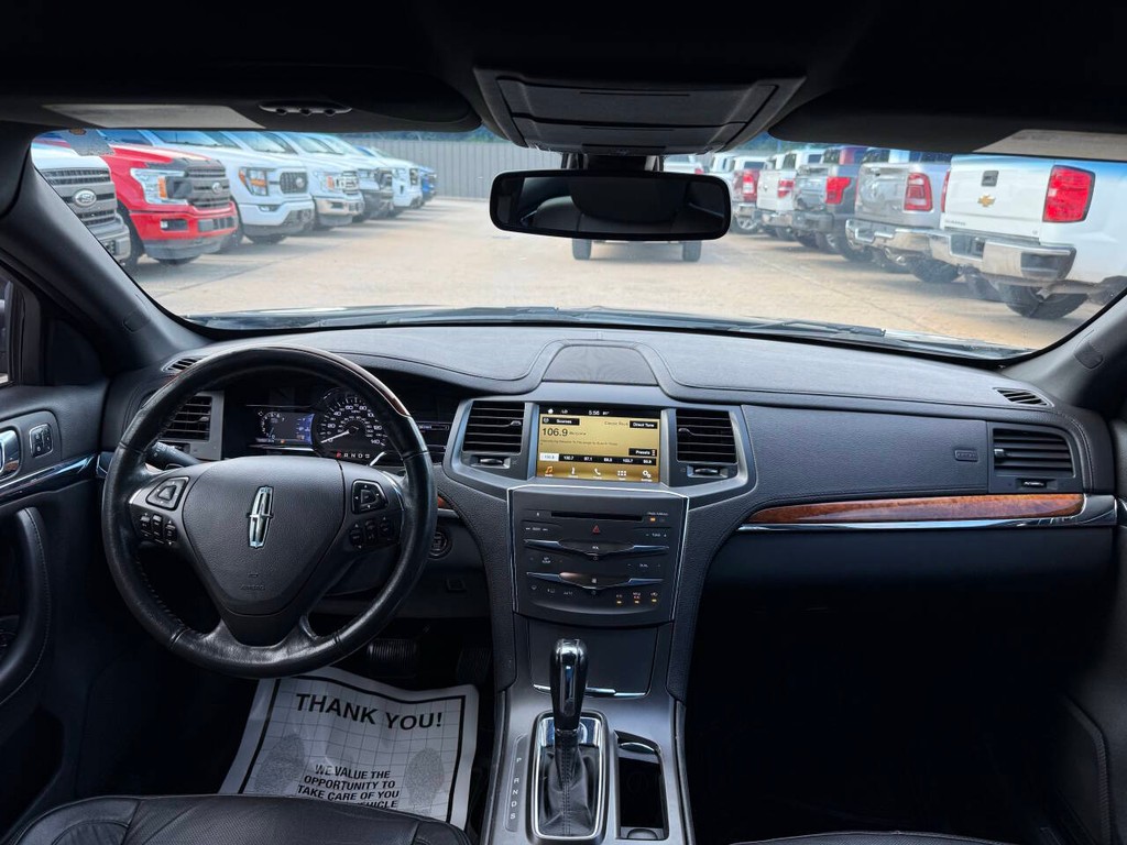 Lincoln MKS Vehicle Full-screen Gallery Image 17