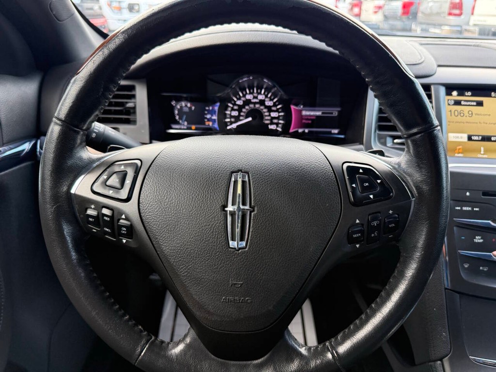 Lincoln MKS Vehicle Full-screen Gallery Image 24