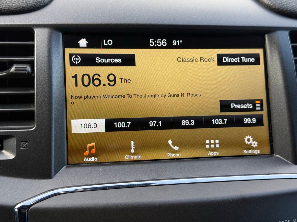 Lincoln MKS Vehicle Full-screen Gallery Image 26