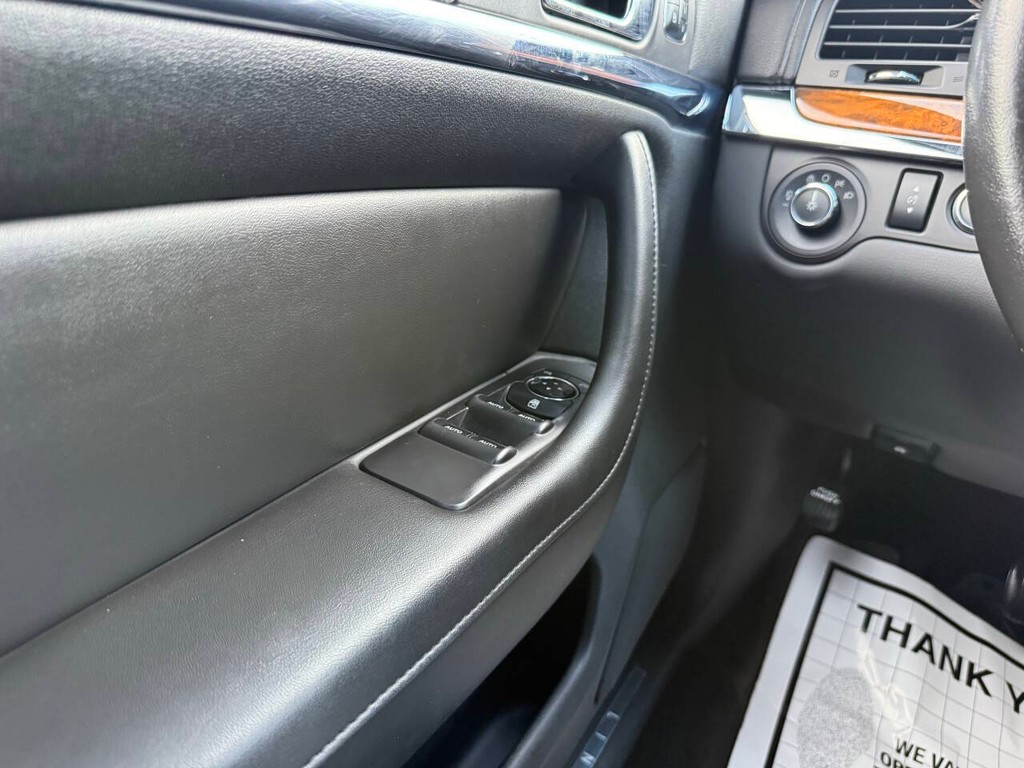 Lincoln MKS Vehicle Full-screen Gallery Image 30